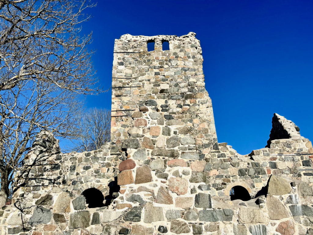 Kirchenruine Sankt Olof mit Runenstein
