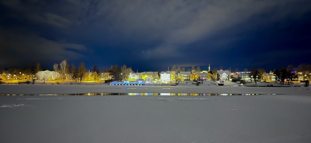 Umeå: Der zugefrorene Umeälven bei einem Spaziergang im Winter bei Nacht. 