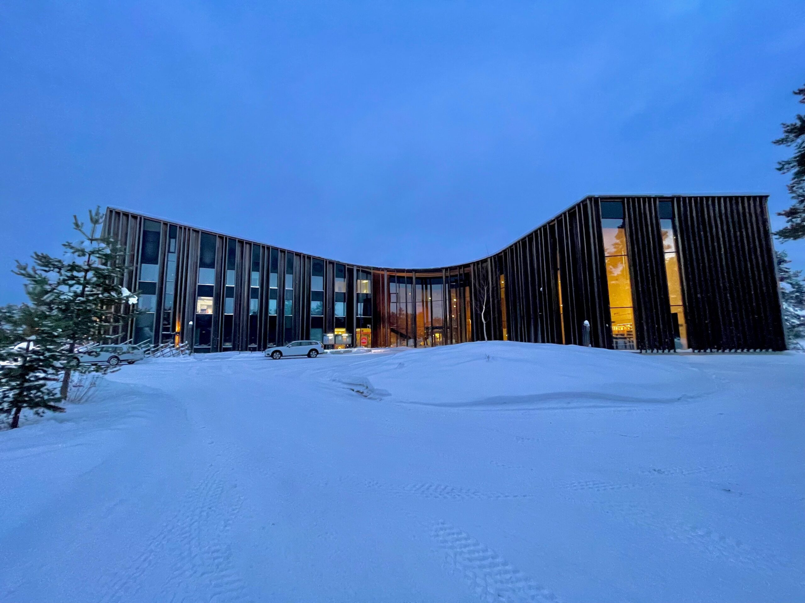 Das Kulturzentrum Sajos, das samische Parlament, in Inari, Finnland im Winter. 