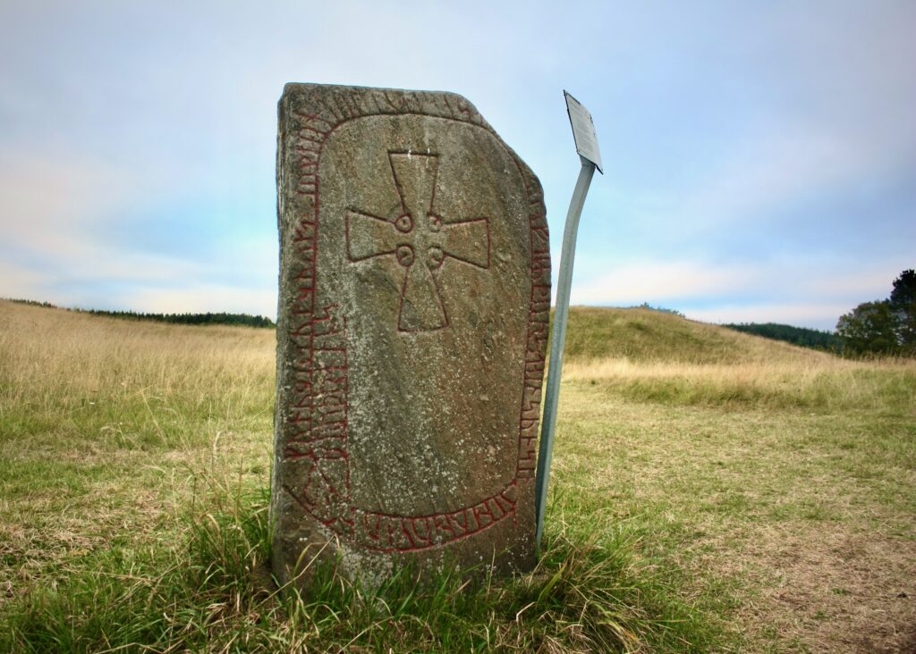 Runenstein auf dem Gräberfeld von Högom bei Sundsvall 