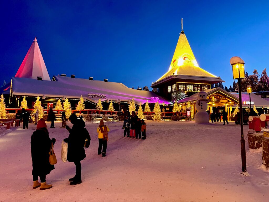 Das Santa-Claus-Village in Rovaniemi, Finnland, im Winter